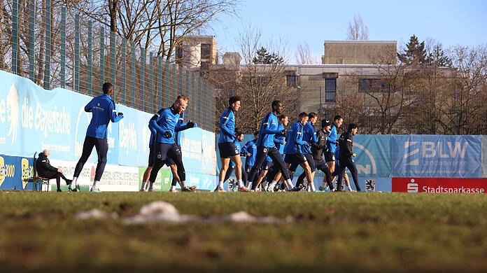 Der TSV 1860 legt mit dem Training wieder los – ohne Coach, aber dafür mit einem Glücksbringer.