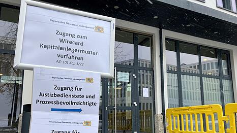 Hinweisschilder zur m&uuml;ndlichen Verhandlung im M&uuml;nchner Wirecard-Musterverfahren im vergangenen Herbst. Nun will das Gericht eine erste Entscheidung verk&uuml;nden.