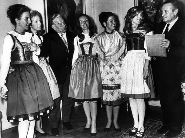 Silvia Sommerlath (3.v.r.) zeigt mit anderen Hostessen dem bayerischen Ministerpräsidenten Alfons Goppel (l.) und dem deutschen NOK-Präsident Willi Daume in München die Hostessen-Trachten. Silvia Sommerlath (3.v.r.) zeigt mit anderen Hostessen dem bayerischen Ministerpräsidenten Alfons Goppel (l.) und dem deutschen NOK-Präsident Willi Daume in München die Hostessen-Trachten.