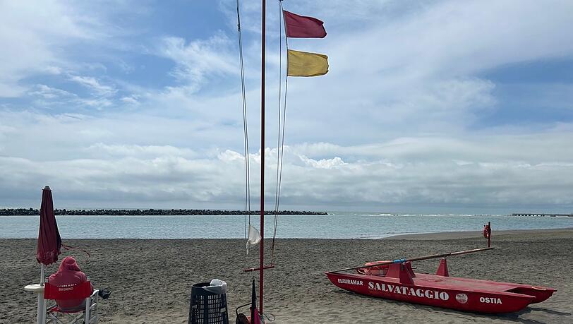 In Italien fehlt es an Strandwärtern - jetzt sollen Häftlinge helfen. (Archivbild) In Italien fehlt es an Strandwärtern - jetzt sollen Häftlinge helfen. (Archivbild)
