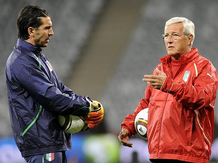 Italiens Coach Marcello Lippi (r) muss seinen Stammtorwart Gianluigi Buffon ersetzen.