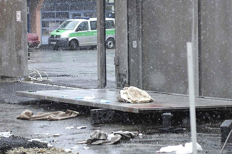 Der 41-Jährige wurde von dem Rolltor getroffen und so schwer verletzt, dass er wenig später starb.