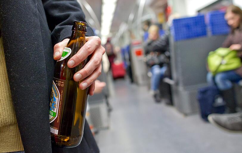 Verrückt: Über die Social Media-Plattform Facebook haben sich rund 1.600 Menschen vor der Einführung des Alkoholverbots in der S-Bahn zu einem "Abschiedstrinken" verabredet.