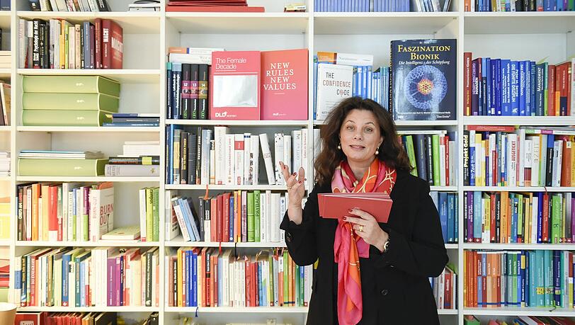 „Andere Leute sammeln Kunst, ich hänge mir Bücher an die Wände“: Nach ihrem Mann Helmut und ihrer elfjährigen Tochter Serafina sind Bücher die große Leidenschaft von Tamara Dietl. „Andere Leute sammeln Kunst, ich hänge mir Bücher an die Wände“: Nach ihrem Mann Helmut und ihrer elfjährigen Tochter Serafina sind Bücher die große Leidenschaft von Tamara Dietl.