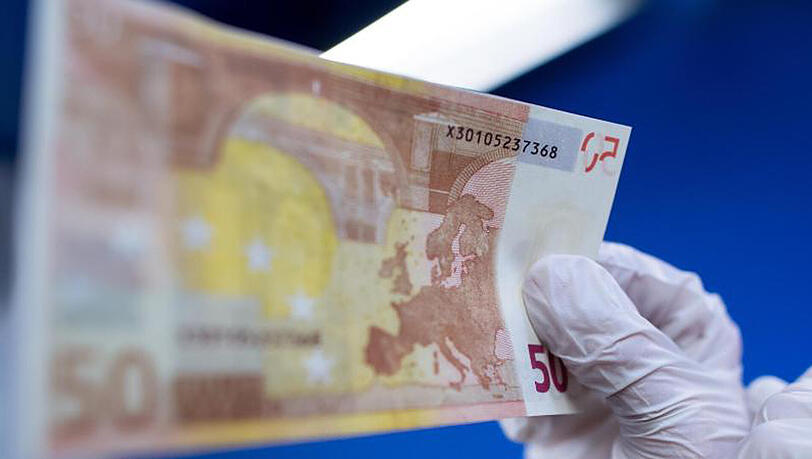 Sichergestelltes Falschgeld im Landeskriminalamt in München: Geldfälscher richten jedes Jahr Schäden in Millionenhöhe an. Sichergestelltes Falschgeld im Landeskriminalamt in München: Geldfälscher richten jedes Jahr Schäden in Millionenhöhe an.