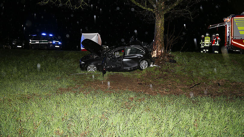 Schreckliche Bilder aus Icking: Der BMW kam von der Straße ab und prallte gegen einen Baum. Zwei 19-jährige Männer starben.