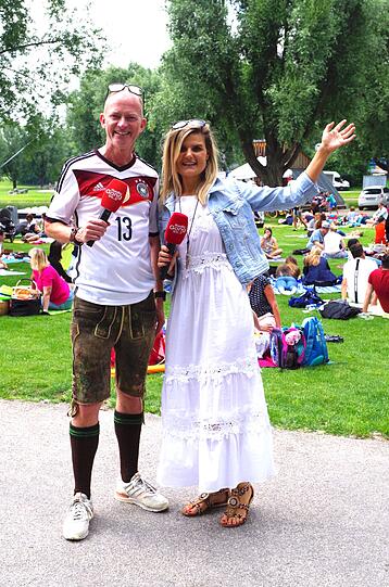 &bdquo;Gong 96.3&ldquo;-Moderator Mike Thiel und seine Kollegin Natalie sorgen beim größten Picknick der Stadt für Programm auf und neben der Bühne.