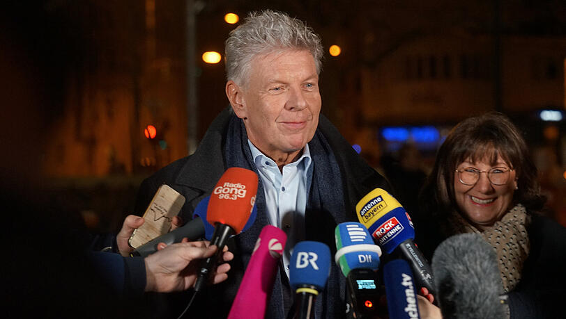 Dieter Reiter tritt mit seiner Frau Petra am Sonntagabend am Harras vor die Presse. Dieter Reiter tritt mit seiner Frau Petra am Sonntagabend am Harras vor die Presse.