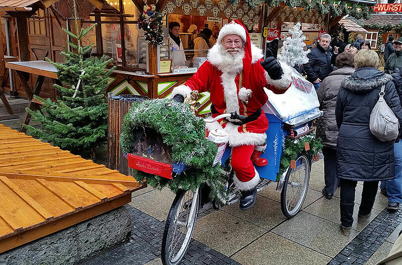 Der 59-jährige Nikolaus mit seinem Fahrrad.