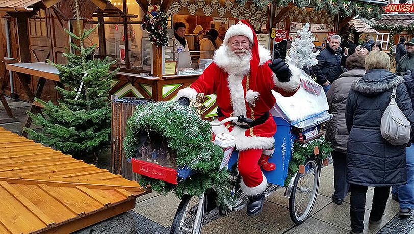 Der 59-jährige Nikolaus mit seinem Fahrrad. Der 59-jährige Nikolaus mit seinem Fahrrad.