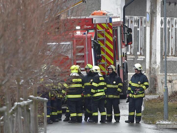 Bei einem Brand in einem Pflegeheim für Behinderte in Tschechien an der Grenze zu Deutschland sind acht Menschen ums Leben gekommen.
