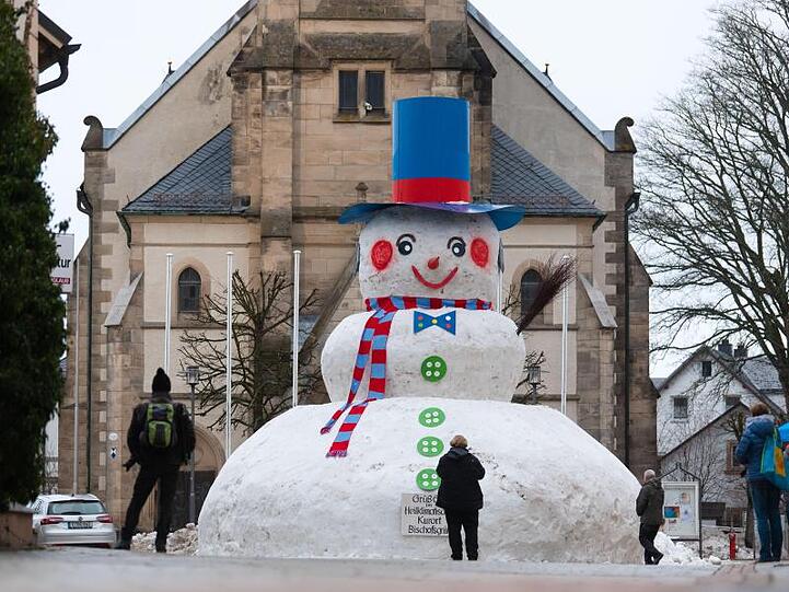 Der Riesenschneemann von Bischofsgrün ist im Jahr 2019 rund 10 Meter hoch geworden. Foto: Nicolas Armer/dpa