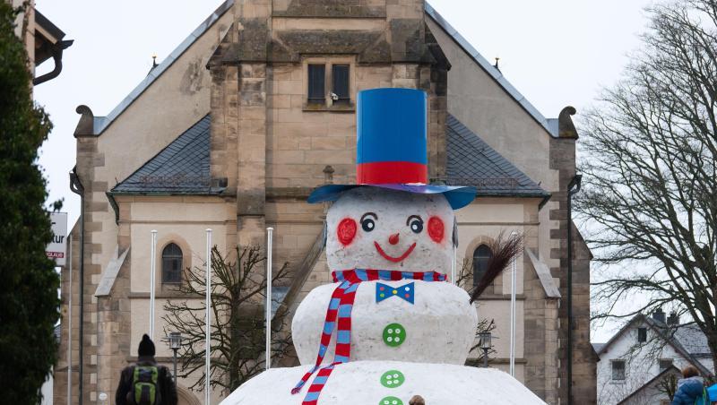Der Riesenschneemann von Bischofsgrün ist im Jahr 2019 rund 10 Meter hoch geworden. Foto: Nicolas Armer/dpa Der Riesenschneemann von Bischofsgrün ist im Jahr 2019 rund 10 Meter hoch geworden. Foto: Nicolas Armer/dpa