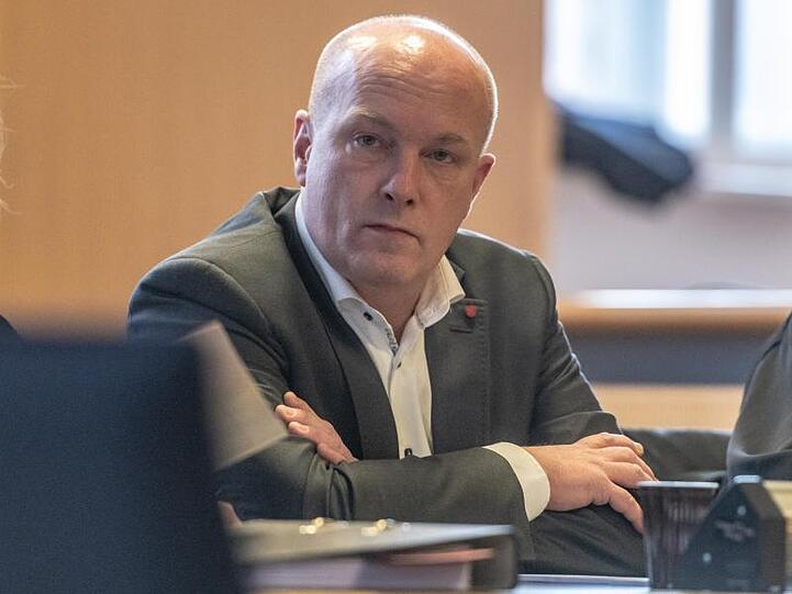 Joachim Wolbergs (SPD), suspendierter Regensburger Oberbürgermeister, sitzt im Verhandlungssaal im Landgericht. Foto: Armin Weigel/Archiv