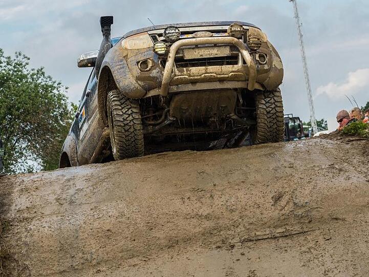 Ein Geländefahrzeug vom Typ Ranger der Marke Ford fährt auf der Offroad-Messe eine Steigung hinauf. Foto: Nicolas Armer/Archivbild