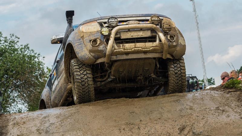 Ein Geländefahrzeug vom Typ Ranger der Marke Ford fährt auf der Offroad-Messe eine Steigung hinauf. Foto: Nicolas Armer/Archivbild Ein Geländefahrzeug vom Typ Ranger der Marke Ford fährt auf der Offroad-Messe eine Steigung hinauf. Foto: Nicolas Armer/Archivbild