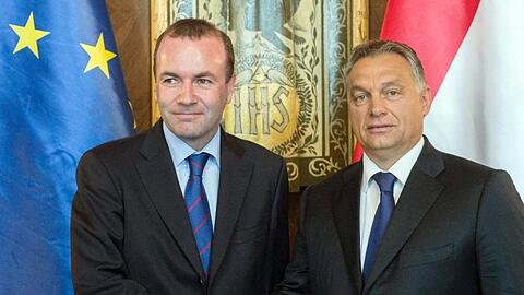 "Ich informiere Sie hiermit, dass die Fidesz-Europaabgeordneten ihre Mitgliedschaft in der EVP-Fraktion beenden." Viktor Orban (r.) und der EVP-Vorsitzende Manfred Weber.