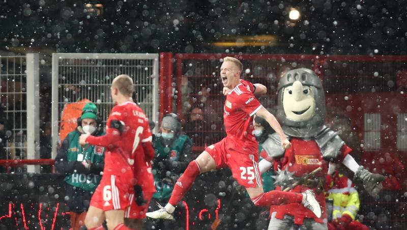 Timo Baumgartl (M) feiert seinen Treffer zum 2:1 für Union Berlin gegen die Gäste aus Leizig.
