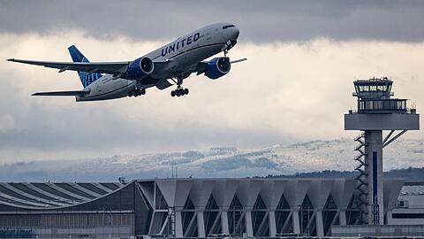 Eine Passagiermaschine der US-Fluglinie United Airlines startet vom Flughafen Frankfurt.