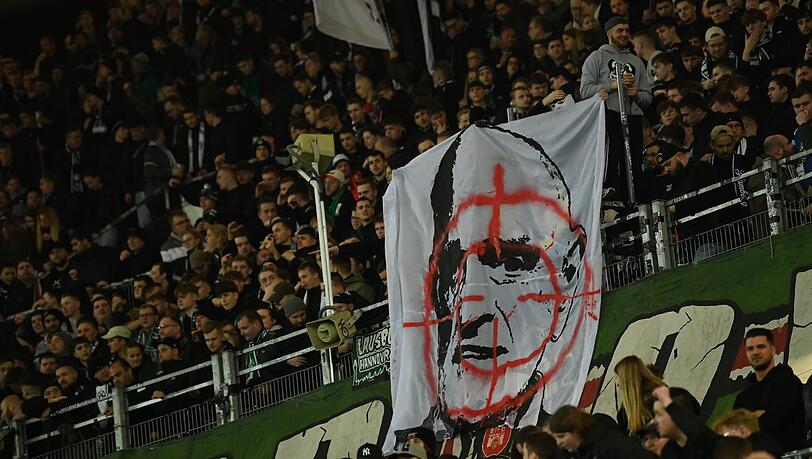 Ein Konterfei von 96-Geschäftsführer Martin Kind mit einem Fadenkreuz hängt nach dem Spiel auf der Tribüne.