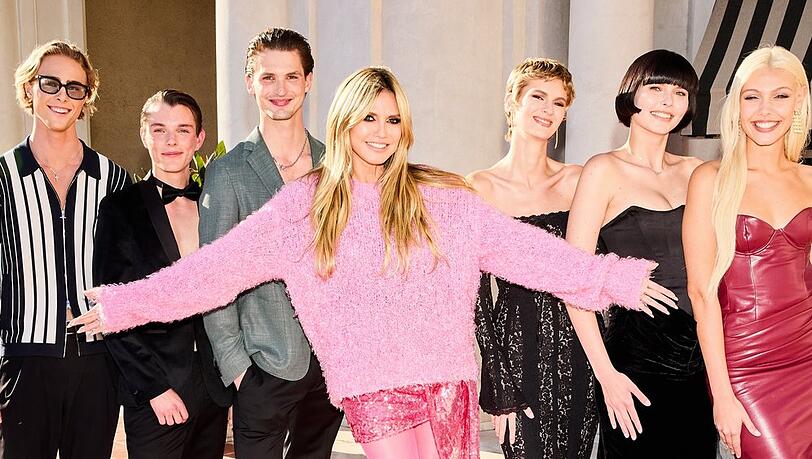 Heidi Klum mit ihren Finalisten und Finalistinnen: Moritz (v.l.), Jannik, Pierre, Zoe, Magdalena und Daniela.