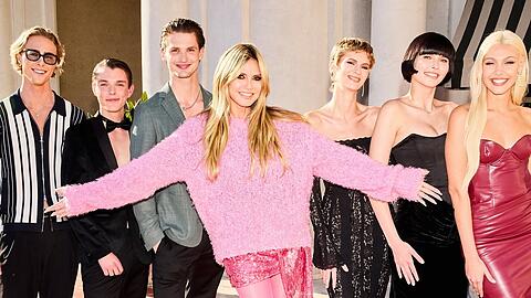 Heidi Klum mit ihren Finalisten und Finalistinnen: Moritz (v.l.), Jannik, Pierre, Zoe, Magdalena und Daniela.