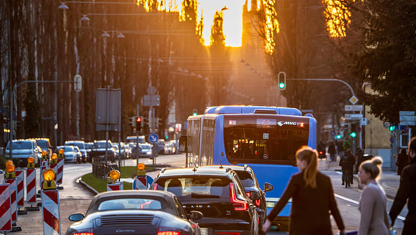 Auf der Lindwurmstraße wurden durch die Gefahrenbremsung eines Busses mehrere Menschen verletzt (Symbolbild). Auf der Lindwurmstraße wurden durch die Gefahrenbremsung eines Busses mehrere Menschen verletzt (Symbolbild).