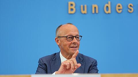 Merz ist gut aufgelegt bei seiner Sommerpressekonferenz.