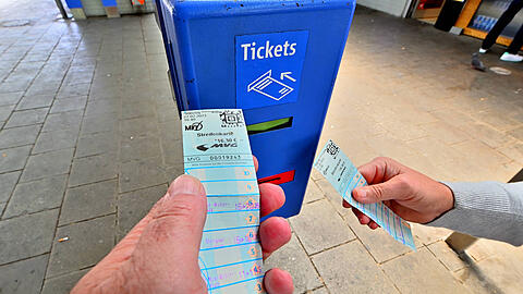 Gerade bei &auml;lteren Fahrg&auml;sten ist die Streifenkarte aus Papier nach wie vor sehr beliebt. Die wird bald um einiges teurer. (Archiv)