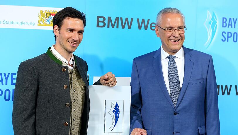 Auch 2026 wird wieder in acht Kategorien der Bayerische Sportpreis vergeben. Vorsitzender der Jury ist der Staatsminister Joachim Herrmann (rechts, Archivbild mit Felix Neureuther). Auch 2026 wird wieder in acht Kategorien der Bayerische Sportpreis vergeben. Vorsitzender der Jury ist der Staatsminister Joachim Herrmann (rechts, Archivbild mit Felix Neureuther).