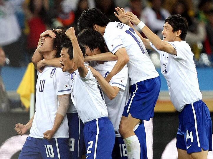 Die südkoreanischen Spieler jubeln über ein Tor gegen Nigeria.