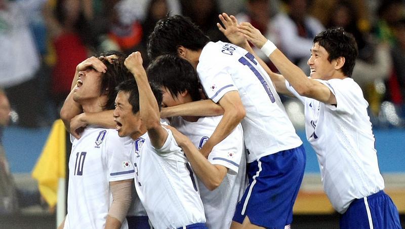 Die südkoreanischen Spieler jubeln über ein Tor gegen Nigeria. Die südkoreanischen Spieler jubeln über ein Tor gegen Nigeria.