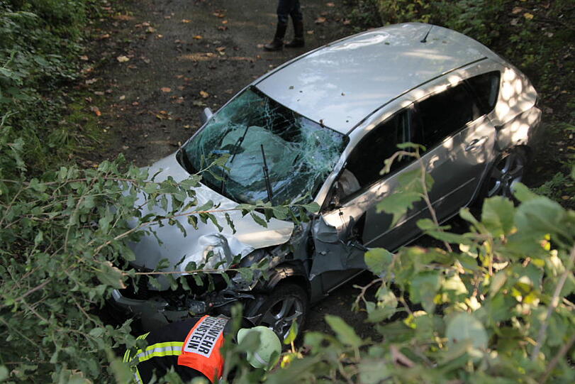 Zwischen Mühldorf und München kommt ein Münchner Fahrer von der Straße ab und fährt in eine Baumgruppe. Danach stürzt das Auto vier Meter tief. Wie schwer der Fahrer verletzt wird, ist unklar.