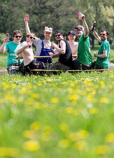 Wie jedes Jahr an Christi Himmelfahrt feiern die Herren der Schöpfung den Vatertag und ziehen mit Bollerwagen und Bier durch Wald und Flur. Wir zeigen die besten Bilder vom Vatertag!