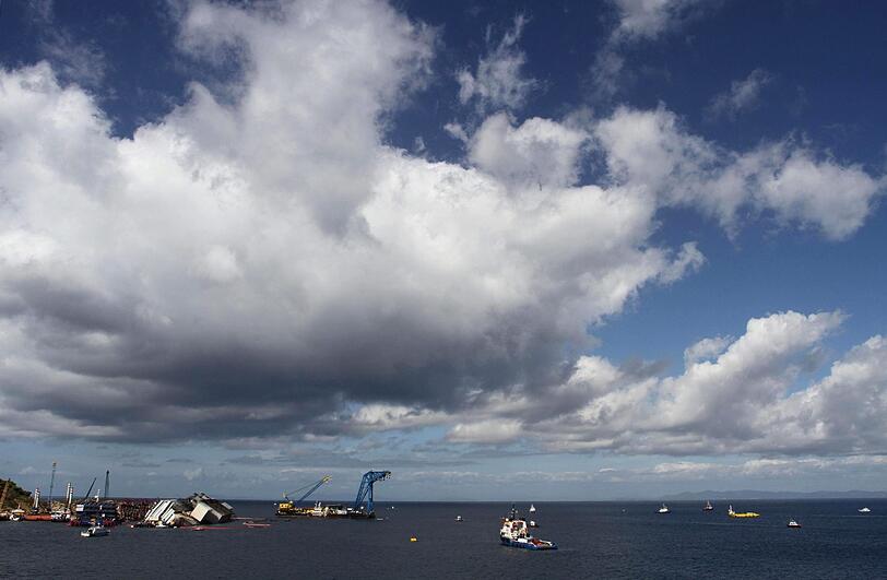 Der Bergungseinsatz am havarierten 
Kreuzfahrtschiff &bdquo;Costa Concordia&ldquo; hat sich am Montag deutlich 
verzögert. Die Aufrichtung des Schiffs vor der italienischen Insel 
Giglio werde voraussichtlich erst am Dienstag im Morgengrauen 
abgeschlossen sein. Die Bilder!