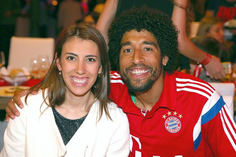 Die Bayern feiern: Nach dem Sieg gegen Borussia Dortmund im DFB-Pokalfinale lässt der FC Bayern in Berlin die Korken knallen. Hier die Feierbilder aus der Telekom-Zentrale.