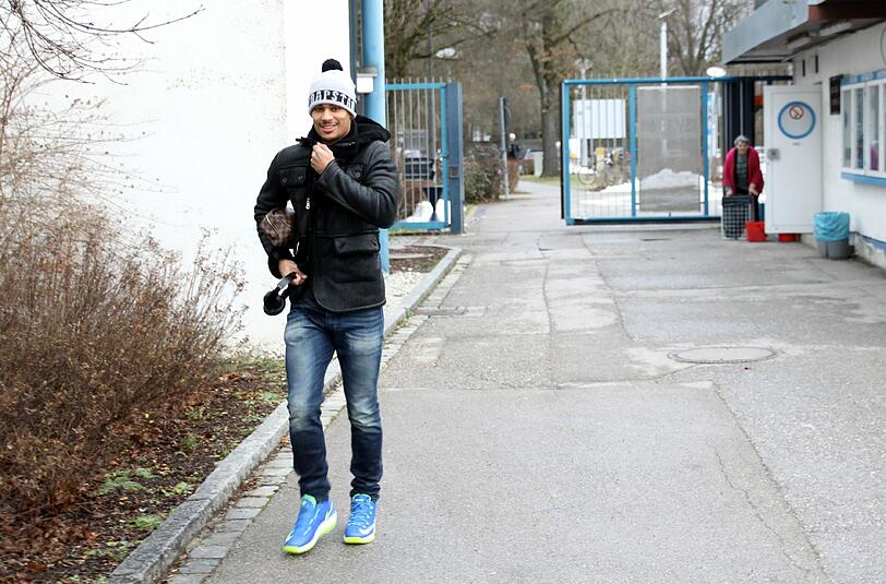 Rubin Okotie kommt zum ersten Training des Jahres an die Grünwalder Straße.