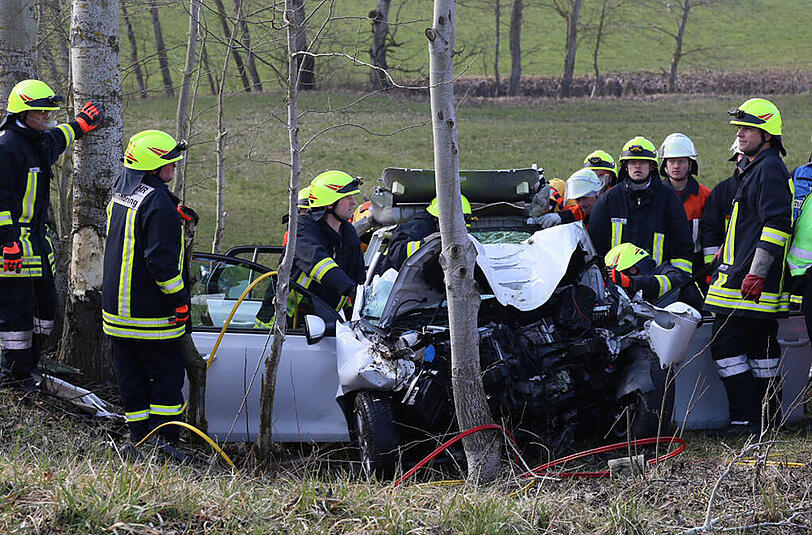 Bilder vom Unfall in Wald bei Altötting. Eine junge Fahranfängerin ist von der Fahrbahn abgekommen und gegen einen Baum geprallt.
