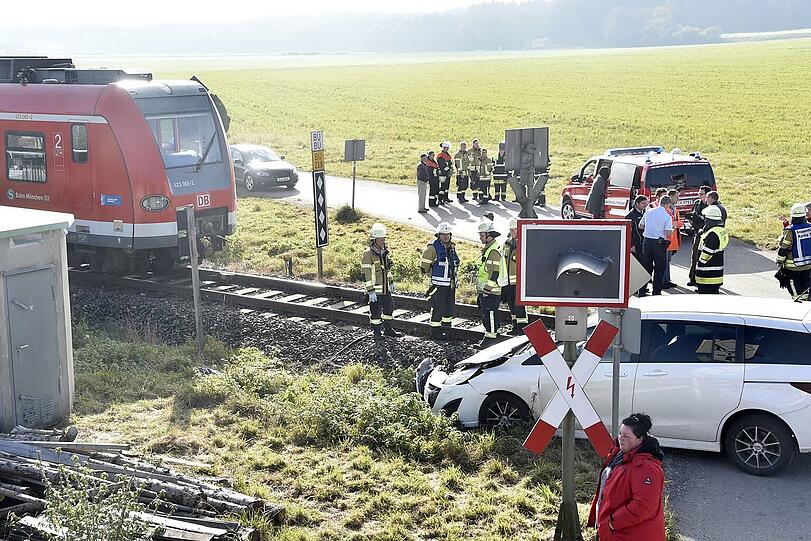 Der Mazda wurde von der S-Bahn erfasst und von den Schienen geschleudert. Der Fahrer hatte mehrere Schutzengel: Er erlitt nur einen Schock.