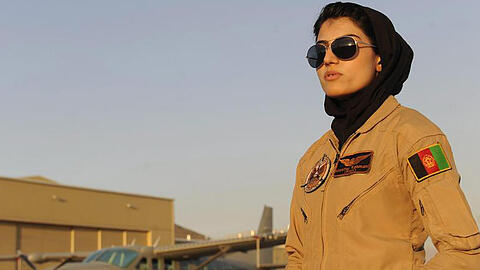 Die afghanische Luftwaffenpilotin, Nilofar Rahmani, am militärischen Flughafen von Kabul, Afghanistan. Afghanistans erste Luftwaffenpilotin hat um Asyl in den USA ersucht.