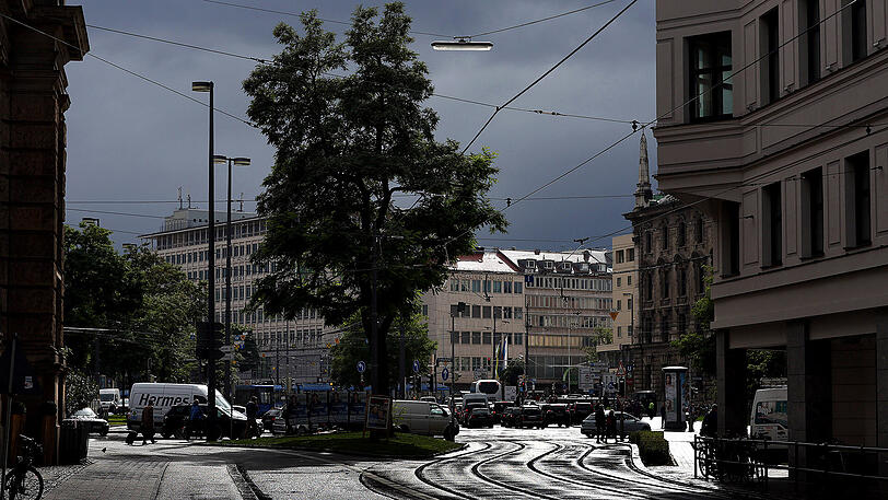 Unheilvolle Wolkenstimmung in der Ottostraße.