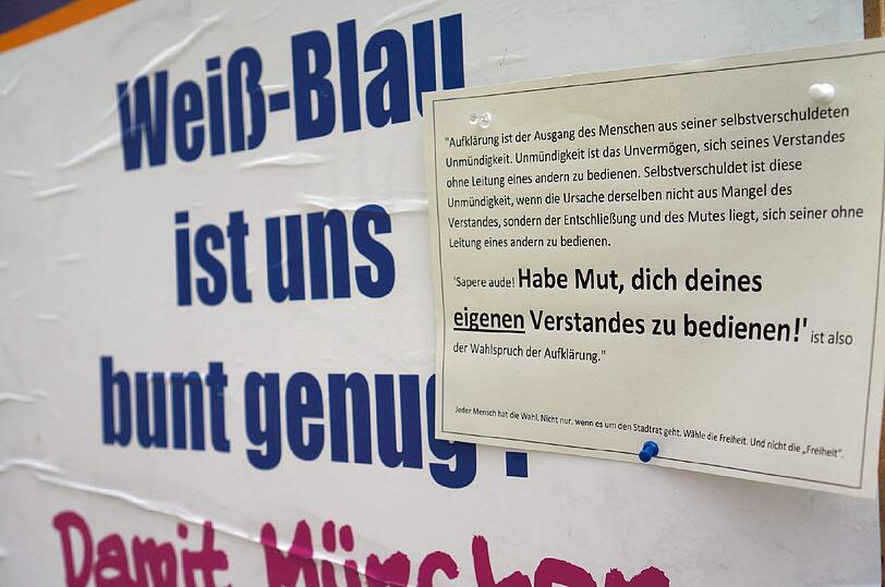 In der Maxvorstadt appellieren Zettel mit Kant-Zitaten gegen den Freiheitsbegriff der rechtsextremen Partei "Die Freiheit".