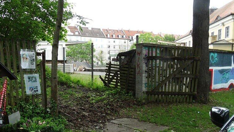 Völlig vergammelt: Das Tor neben der Gedenkstätte. Völlig vergammelt: Das Tor neben der Gedenkstätte.