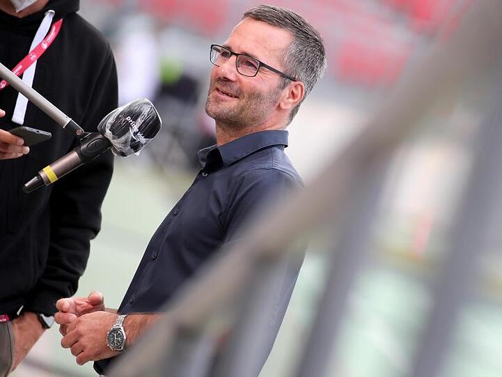 Der Nürnberger Trainer Michael Wiesinger wird vor Spielbeginn auf dem Platz interviewt. Foto: Daniel Karmann/dpa