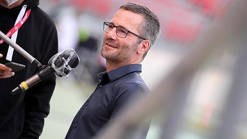 Der Nürnberger Trainer Michael Wiesinger wird vor Spielbeginn auf dem Platz interviewt. Foto: Daniel Karmann/dpa