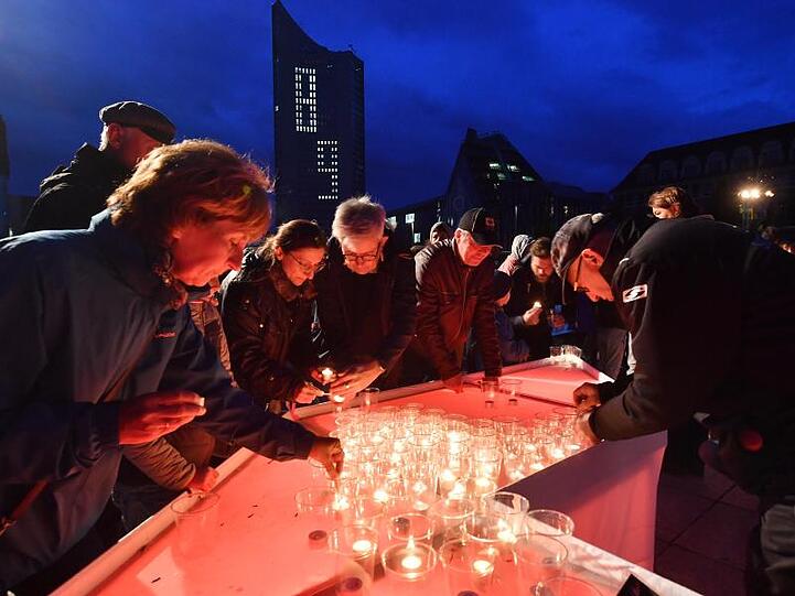 Bürgerinnen und Bürger bringen mit Kerzen den Schriftzug "Leipzig 89" auf dem Augustusplatz zum Leuchten. Mit zahlreichen Veranstaltungen wird in Leipzig an die Großdemonstrationen vor 30 Jahren erinnert. Mit dem Ruf "Wir sind das Volk" hatten am 09. Oktober 1989 rund 70.000 Menschen für Freiheit und Demokratie demonstriert.