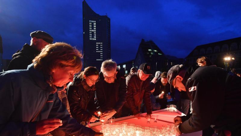 Bürgerinnen und Bürger bringen mit Kerzen den Schriftzug "Leipzig 89" auf dem Augustusplatz zum Leuchten. Mit zahlreichen Veranstaltungen wird in Leipzig an die Großdemonstrationen vor 30 Jahren erinnert. Mit dem Ruf "Wir sind das Volk" hatten am 09. Oktober 1989 rund 70.000 Menschen für Freiheit und Demokratie demonstriert. Bürgerinnen und Bürger bringen mit Kerzen den Schriftzug "Leipzig 89" auf dem Augustusplatz zum Leuchten. Mit zahlreichen Veranstaltungen wird in Leipzig an die Großdemonstrationen vor 30 Jahren erinnert. Mit dem Ruf "Wir sind das Volk" hatten am 09. Oktober 1989 rund 70.000 Menschen für Freiheit und Demokratie demonstriert.