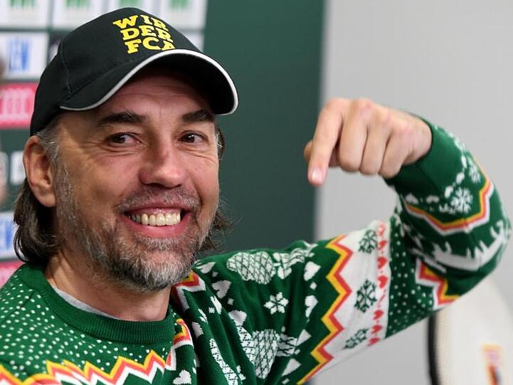 Augsburgs Trainer Martin Schmidt in seinem bunten Weihnachtspullover. Foto: Stefan Puchner/dpa