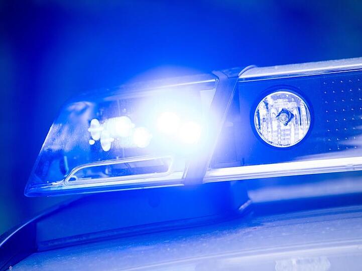Ein Blaulicht leuchtet an einer Polizeistreife. Foto: Lino Mirgeler/dpa/Symbolbild