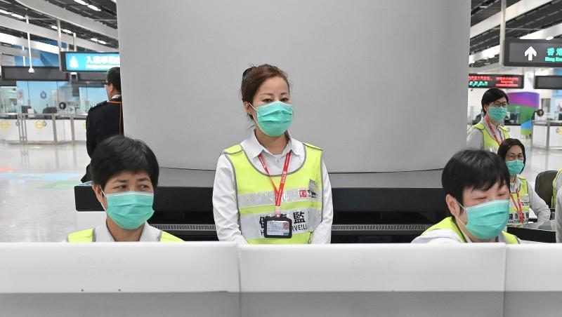 Vorsorge in Hongkong: Mitarbeiter des Gesundheitswesens untersuchen am Bahnhof West Kowloon Station Reisende auf ihren Gesundheitszustand. Vorsorge in Hongkong: Mitarbeiter des Gesundheitswesens untersuchen am Bahnhof West Kowloon Station Reisende auf ihren Gesundheitszustand.